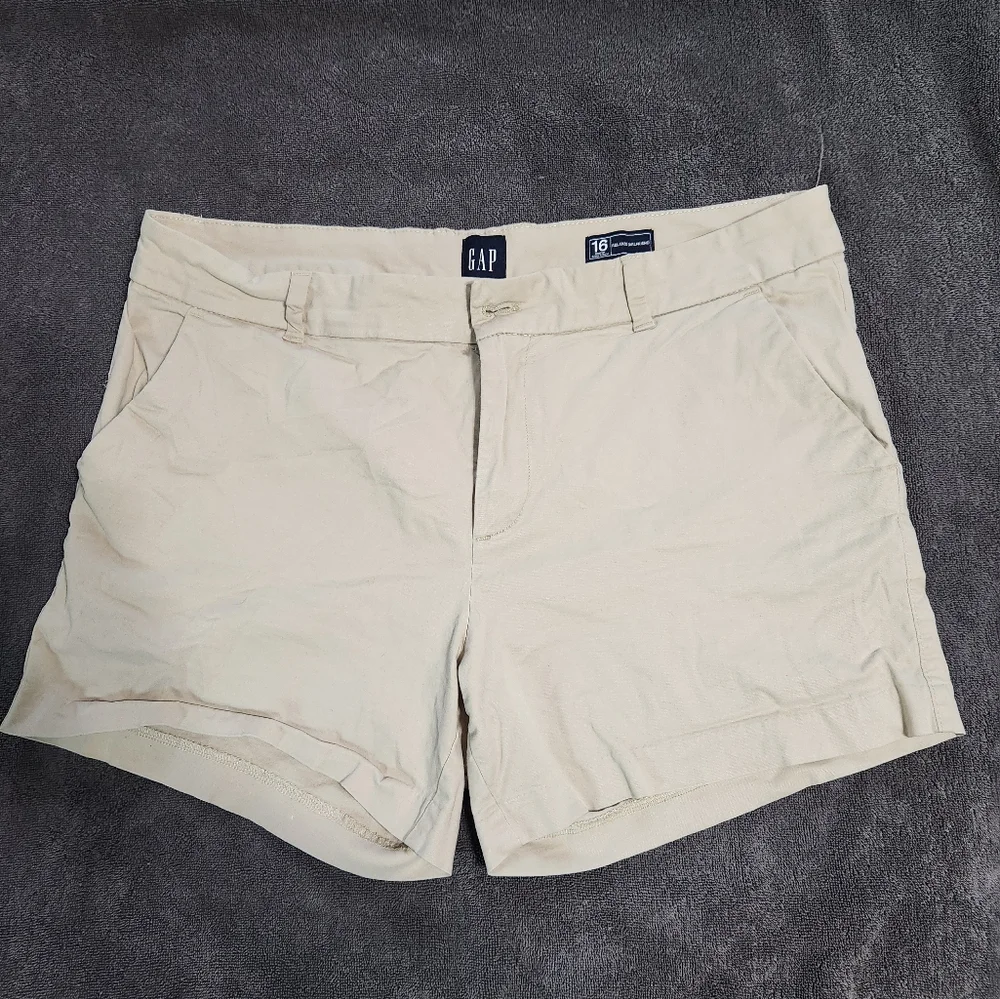 GAP Cream Cargo Shorts with Tailored Fit - Picture 1 of 7